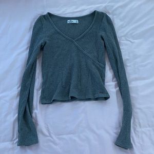hollister long sleeved v neck top